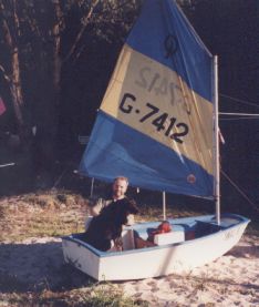 Segelschule für Hovawarte- Max macht Trockentraining im Optimist